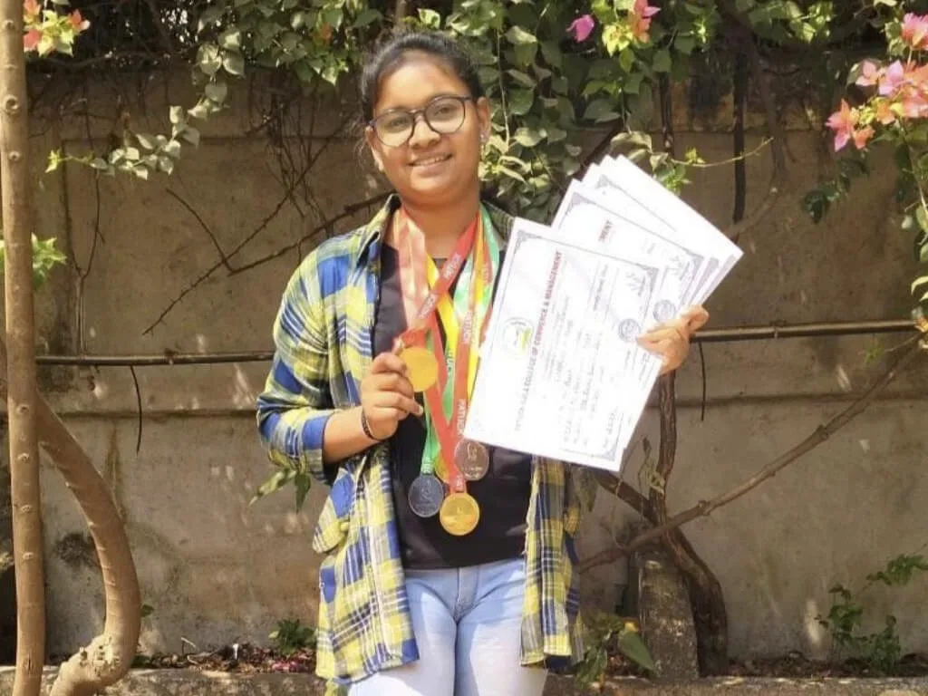 Aarti Chauhan received Medals and Certificates on Annual Sports Day.